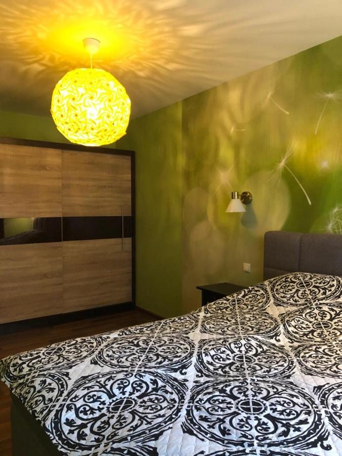 Green And Quiet City Center Apartment Riga Bagian luar foto